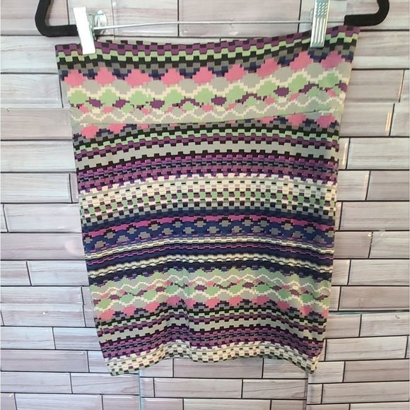 FUN flirty Forever 21 skirt !! Goes with a bunch of looks!!! Size medium. - Picture 2 of 2